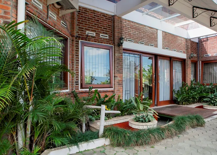 Villa: Reddoorz Plus Near Dago Pakar